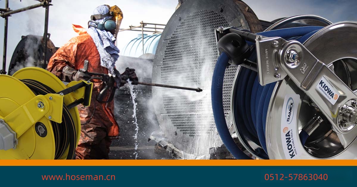 操作人员使用HoseMan高压清洗卷轴作业现场 