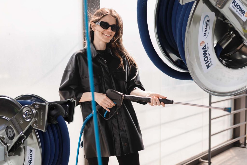 技术人员维护高压清洗卷轴系统